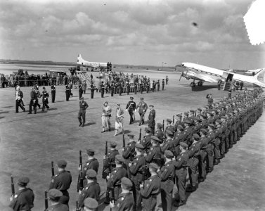 Groothertogelijk bezoek uit Luxemburg. Aankomst Schiphol, Bestanddeelnr 907-8059