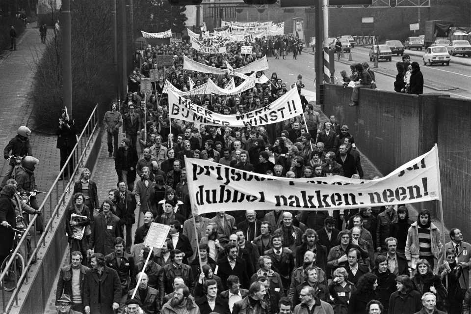 Grote demonstratie voor betere arbeidsvoorwaarden in Rotterdam (ong. 30.000 man , Bestanddeelnr 929-0324