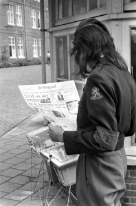Groetweigerdag, soldaat leest krant over aktie bij kazernE in Amsterdam, Bestanddeelnr 925-7817