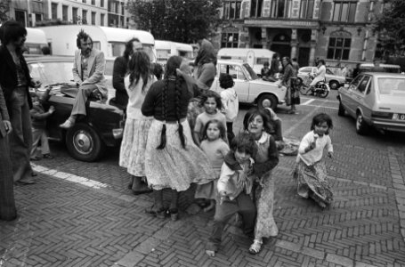Groep zigeuners van Koning Petalo in Den Haag uit protest tegen behandeling zige, Bestanddeelnr 929-3212