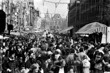 Grote drukte Damrak, Bestanddeelnr 930-2495
