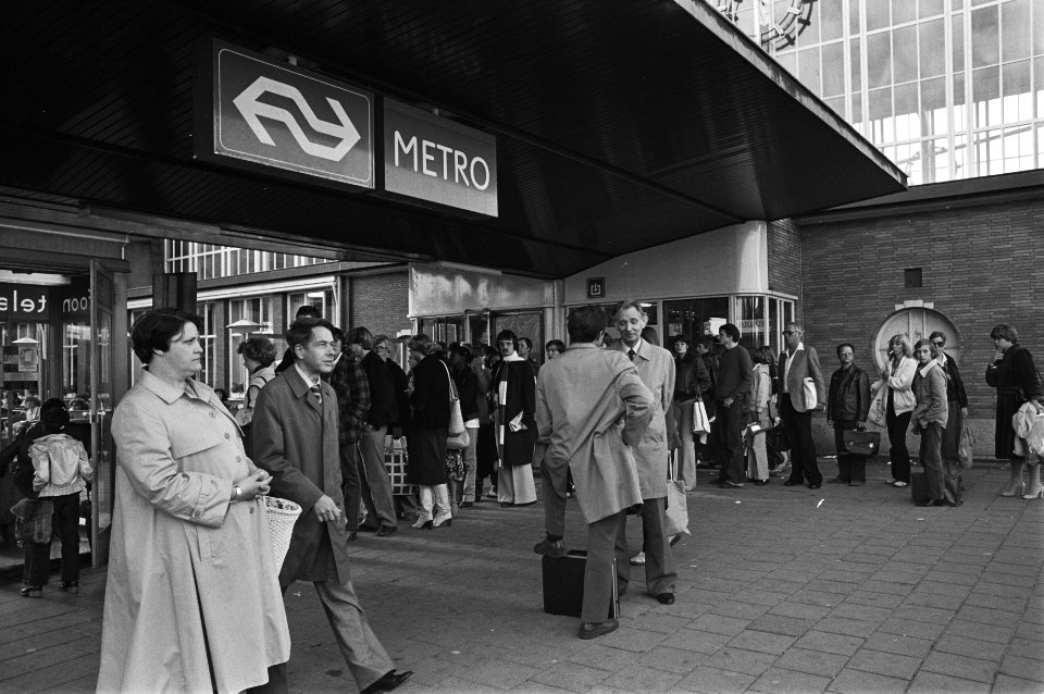 Grote drukte buiten het station, Bestanddeelnr 930-4508