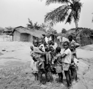 Groepje kinderen in een Angolees vluchtelingenkamp ten noorden van Kinshasa, Bestanddeelnr 926-7740