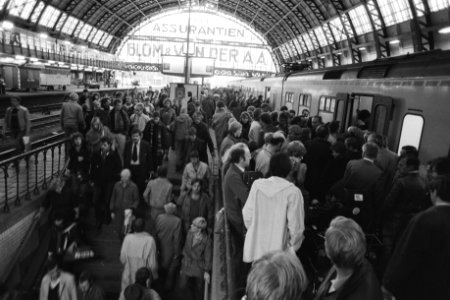 Grote drukte bij een trein op het Centraal Station van Amsterdam, Bestanddeelnr 932-7386