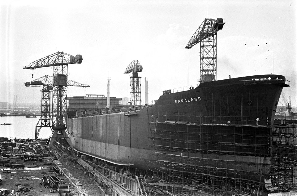 Grootste in Amsterdam gebouwde tankschip bij NDSM de Danaland zaterdag te wate, Bestanddeelnr 915-4863