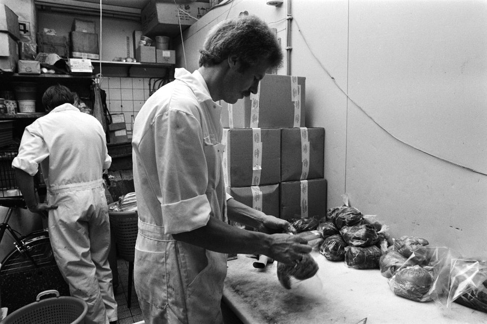 Grootste Joodse slagerij in de Ferdinand Bolstraat in Amsterdam bezet door het p, Bestanddeelnr 931-7006