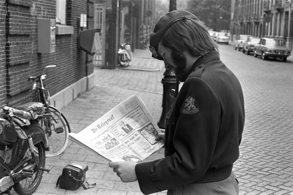Groetweigerdag, soldaat leest krant over aktie bij kazerne in Amsterdam, Bestanddeelnr 925-7818