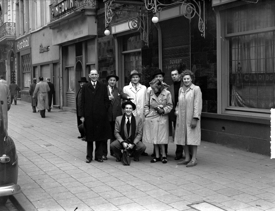 Groepje met Hr. Smulders in Antwerpen, Bestanddeelnr 903-1135