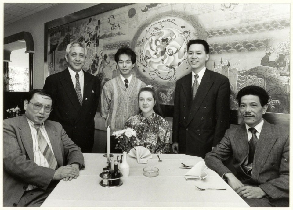 Groepsportret van 5 Chinese restaurateurs, samen gekomen in restaurant Tai Ping voor een rondetafelgesprek. V.l.n.r. Yusheng Hu, Honnie Chi, John en Wilma Chung, Khoon Yong Chen en Ying C, NL-HlmNHA 54032235