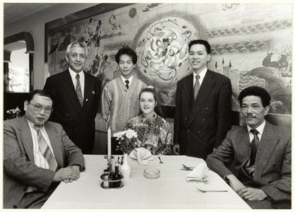 Groepsportret van 5 Chinese restaurateurs, samen gekomen in restaurant Tai Ping voor een rondetafelgesprek. V.l.n.r. Yusheng Hu, Honnie Chi, John en Wilma Chung, Khoon Yong Chen en Ying C, NL-HlmNHA 54032235
