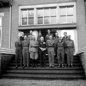 Groepsportret van de gedecoreerden met derde van rechts vooraan prins Bernhard e, Bestanddeelnr 255-7695