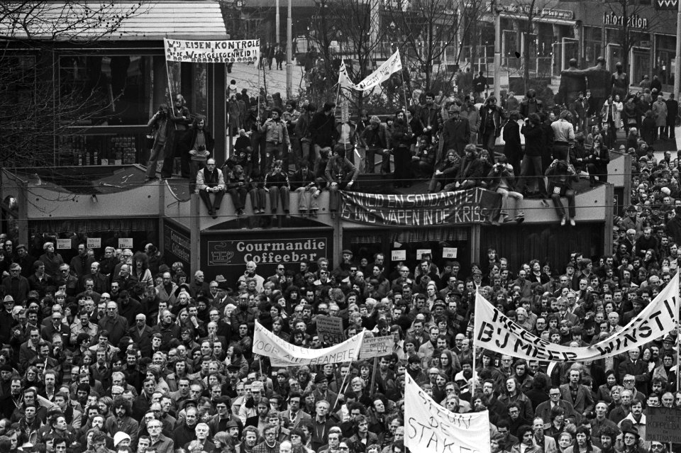Grote demonstratie voor betere arbeidsvoorwaarden in Rotterdam (ong. 30.000 man , Bestanddeelnr 929-0319