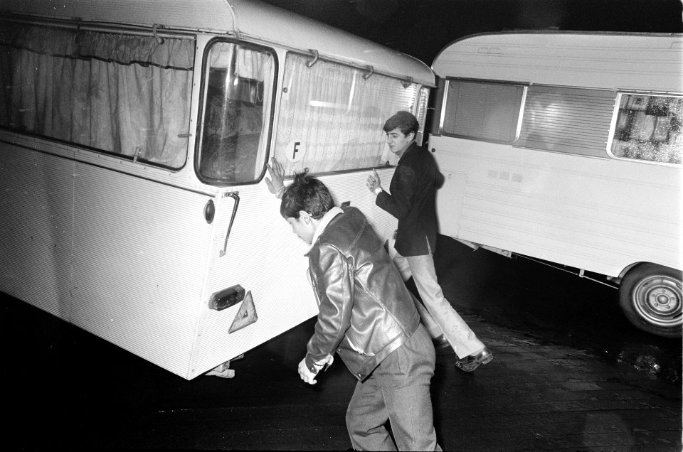 Groep zigeuners arriveert in Amsterdam via uitgewezen te zijn uit Zweden. Zigeun, Bestanddeelnr 922-9617