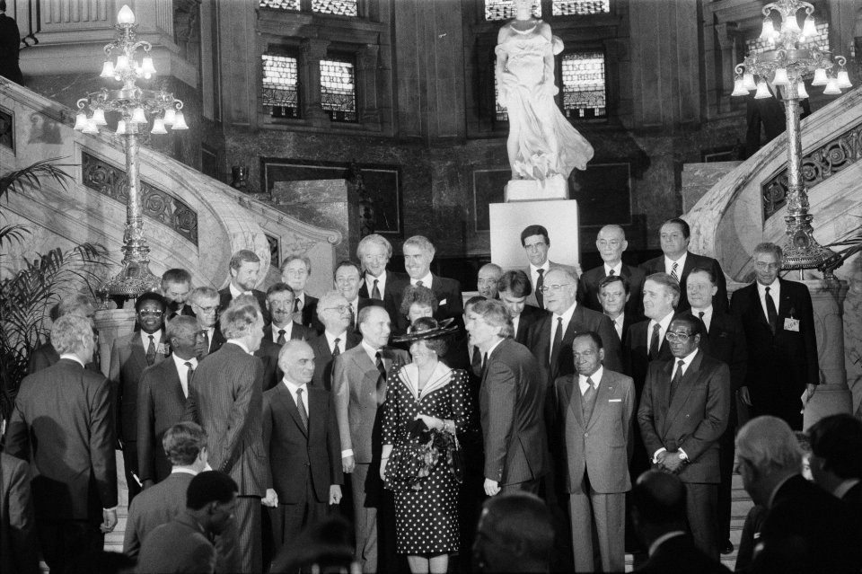 Groepsfoto met in het midden Koningin Beatrix, Bestanddeelnr 934-4201