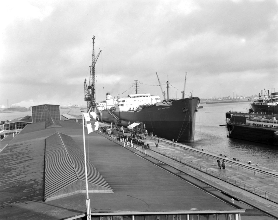 Grootste in Nederland gebouwde Esso Hampshire gedoopt door mw L.W. Elliot (echtg, Bestanddeelnr 913-6567