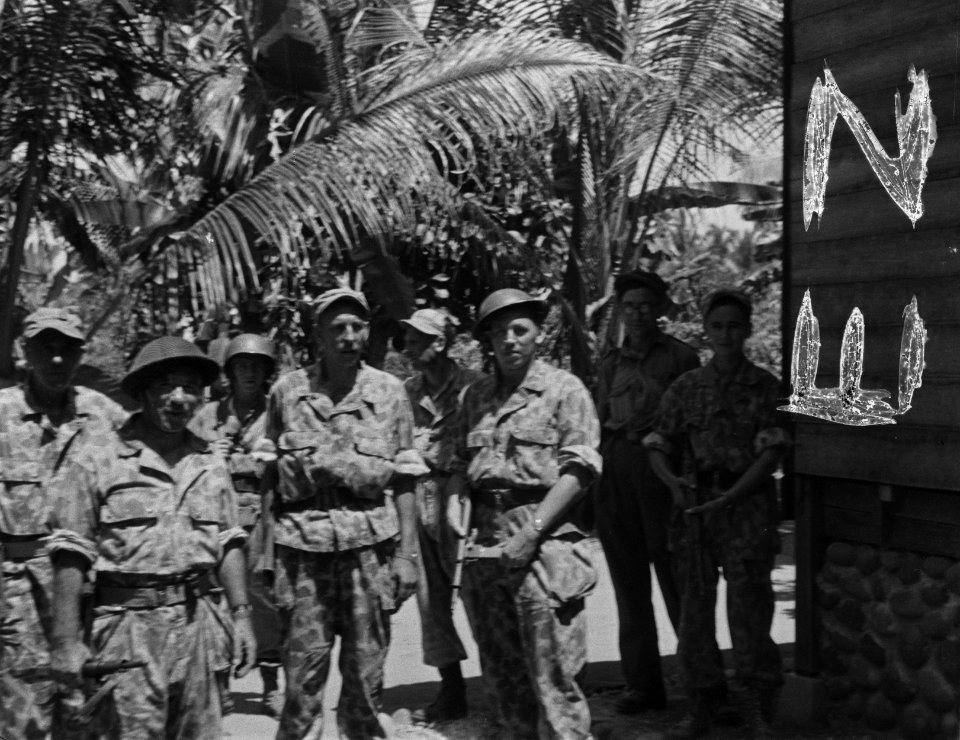Groepsfoto militairen in camouflagepakken, Bestanddeelnr 1705