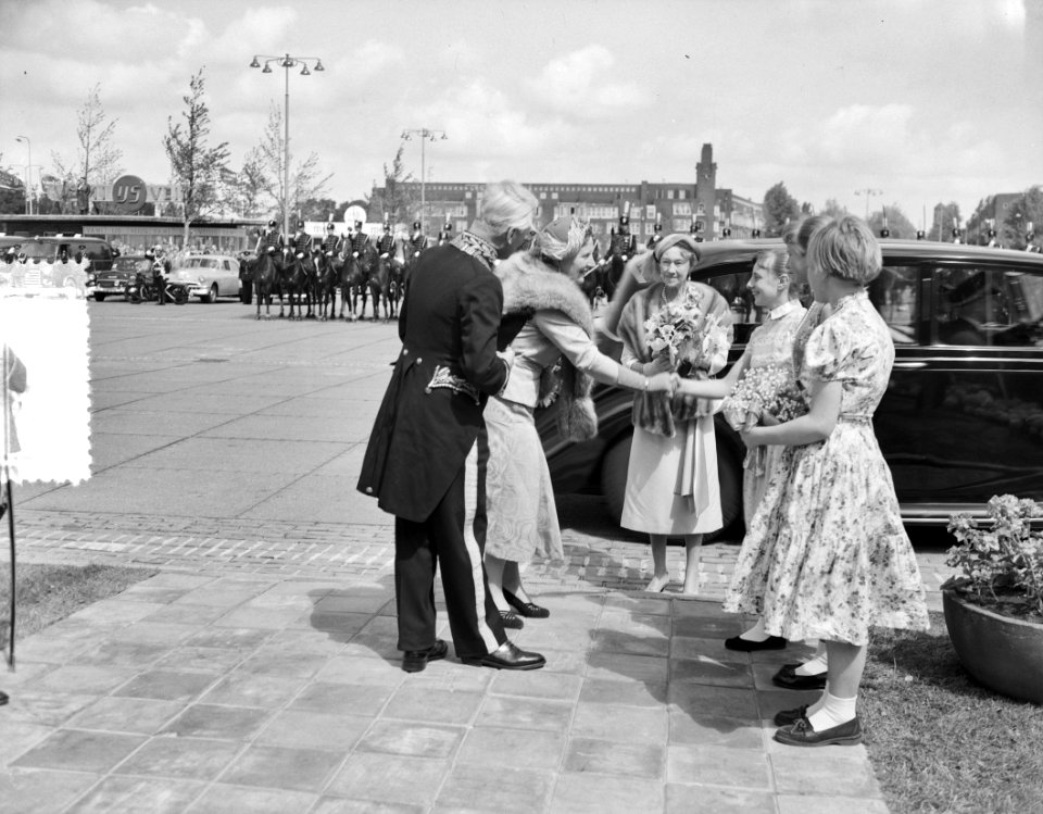 Groothertogelijk bezoek uit Luxemburg. Aankomst Stadionplein, Bestanddeelnr 907-8064
