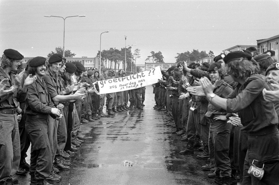 Groetweigerdag dpl-militairen, dpl-militairen demonstreren met spandoek voor poo, Bestanddeelnr 925-7824
