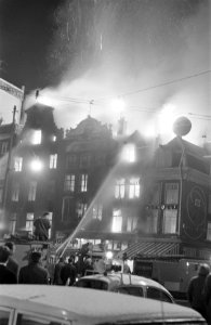 Grote brand op Rembrandtsplein, waarbij verscheidende panden geheel uitbrandden, Bestanddeelnr 921-9775