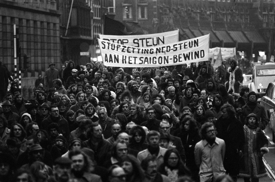 Grote demonstratie in Amsterdam tegen oorlog in Vietnam, betogers met spandoek S, Bestanddeelnr 926-1215