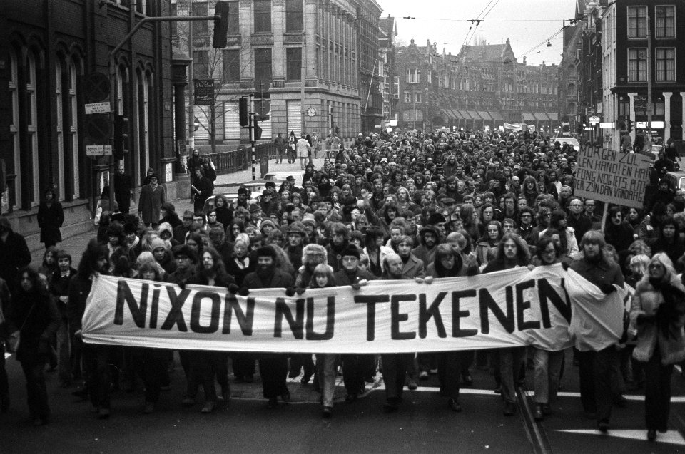 Grote demonstratie in Amsterdam tegen de oorlog in Vietnam, betogers met spandoe, Bestanddeelnr 926-1214
