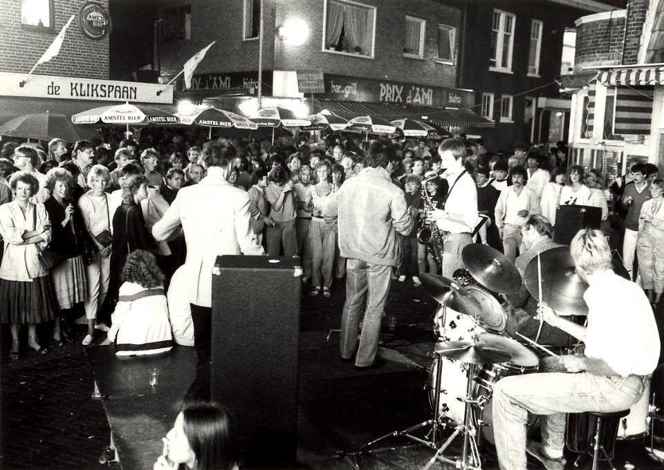 Grote drukte tijdens het Grand Prix-feest, zaterdagavond (25-08-1984) in het centrum van Zandvoort. Aangekocht in 1985 van United Photos de Boer bv. - Negatiefnummer 24398 k 33. - Gepublicee, NL-HlmNHA 54016524 01