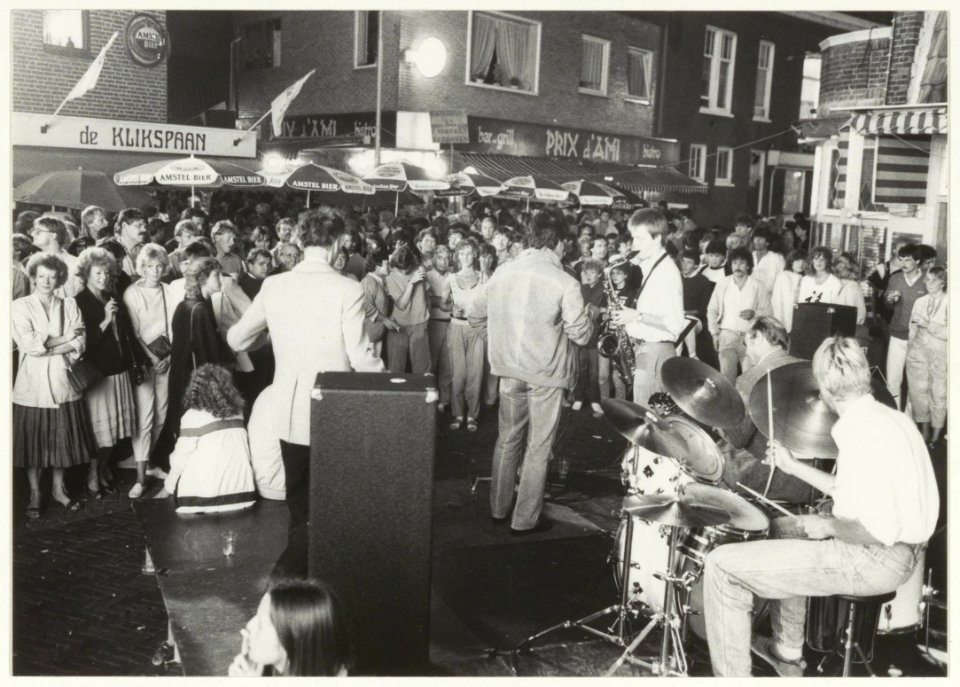 Grote drukte tijdens het Grand Prix-feest op zaterdagavond. NL-HlmNHA 54016524 01