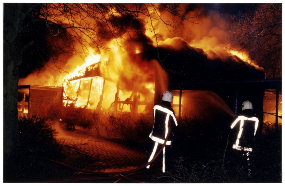 Grote brand legt de Minister van der Leeuwschool aan het Houtmanpad 25 in de as. NL-HlmNHA 54036417