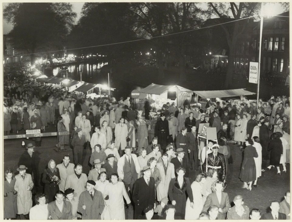 Grote drukte op de Luilak-bloemenmarkt op de Raamsingel. NL-HlmNHA 54004492