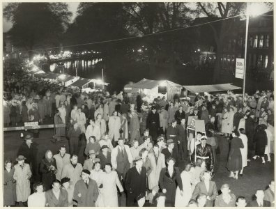 Grote drukte op de Luilak-bloemenmarkt op de Raamsingel. NL-HlmNHA 54004492