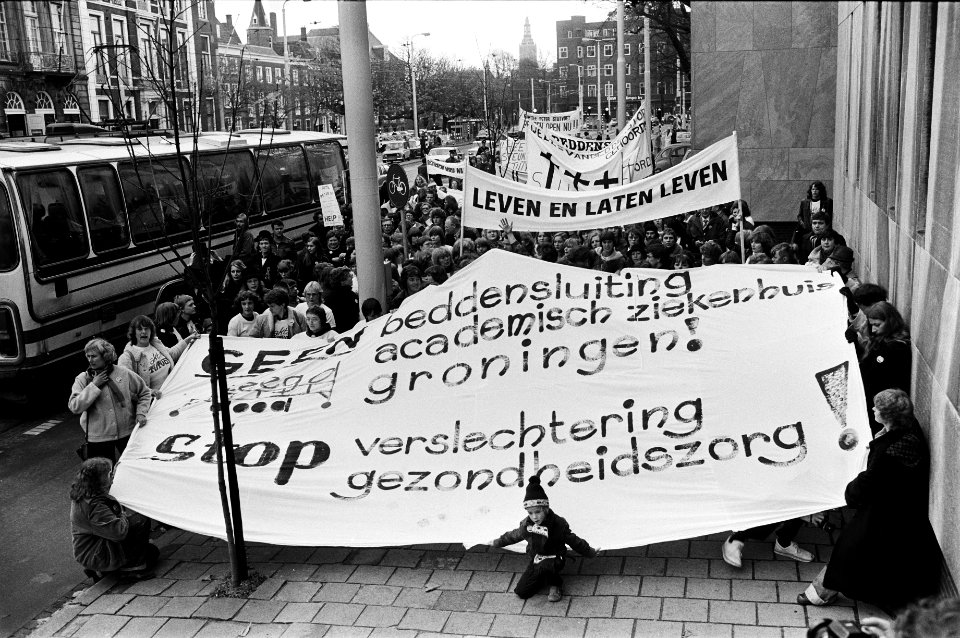 Grote groep demonstranten met spandoeken bij hun autobussen voor het gebouw van , Bestanddeelnr 930-5474