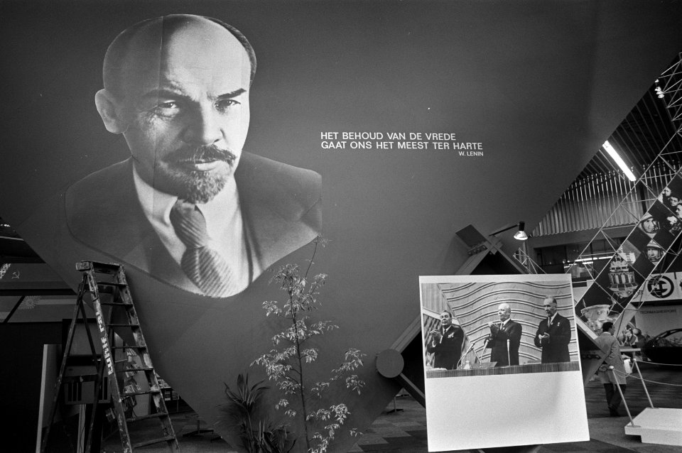 Grote foto van Vladimir Lenin ernaast zijn uitspraak Het behoud van de vrede g, Bestanddeelnr 925-6164