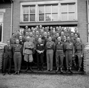 Groepsportret van de gedecoreerden met vierde van rechts vooraan prins Bernhard , Bestanddeelnr 255-7696