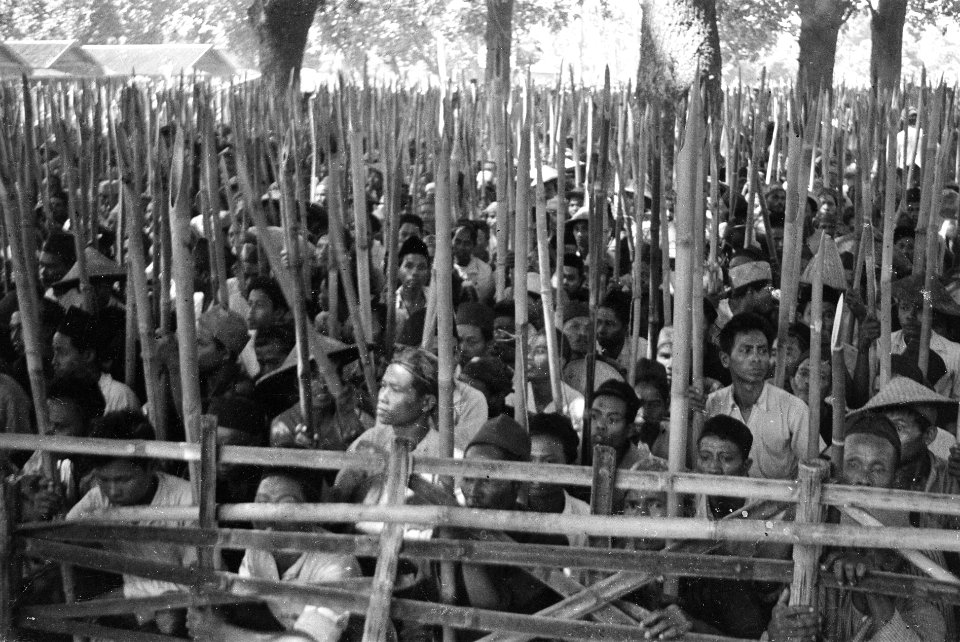 Grote groep Indonesische mannen met islamitische hoofddeksel of pecis zitten ge, Bestanddeelnr 300