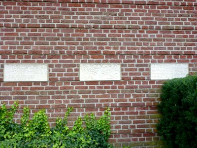 Groesbeek (NL) Breedeweg, oorlogsmonument bij kerk (02)
