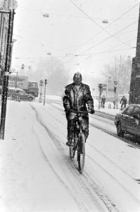 Grote hinder voor verkeer door sneeuw en strenge vorst een fietser in de sneeuw , Bestanddeelnr 933-1950