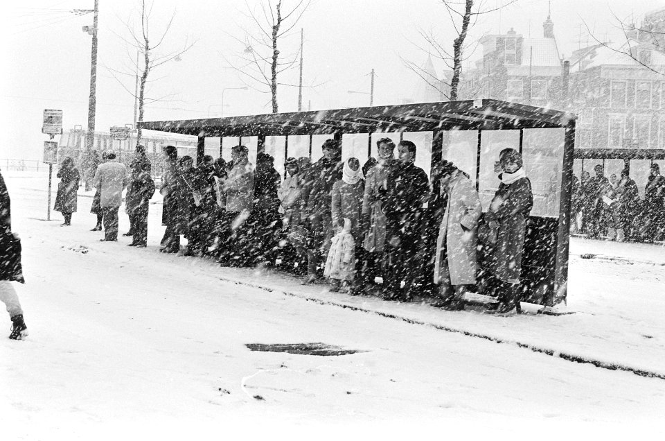 Grote hinder voor verkeer door sneeuw en strenge vorst mensen wachten in de snee, Bestanddeelnr 933-1948