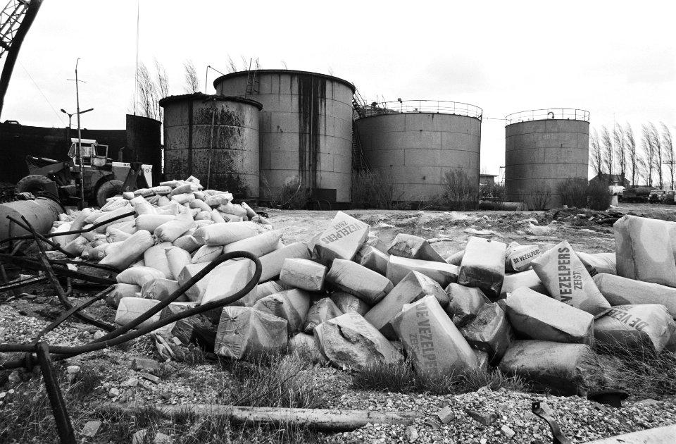 Grote hoeveelheden giftige stoffen gevonden op en rond terrein waar vroeger chemische fabriek Krimpen ad IJssel stond, Bestanddeelnr 931-3863