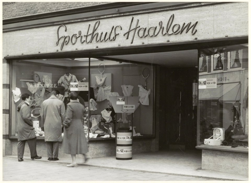 Grote Houtstraat 123, oostzijde. Winkel in sportartikelen Sporthuis Haarlem, winkelpui. NL-HlmNHA 54005575