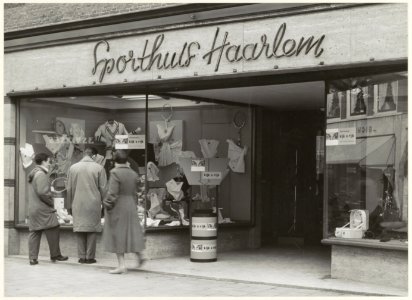 Grote Houtstraat 123, oostzijde. Winkel in sportartikelen Sporthuis Haarlem, winkelpui. NL-HlmNHA 54005575