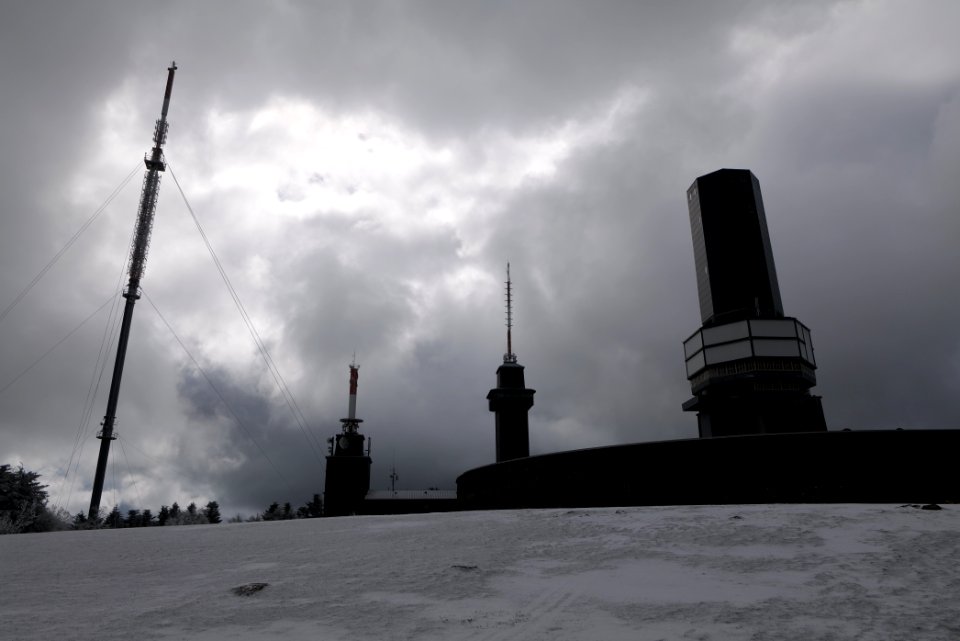 Großer Feldberg communication tower with snow 2021-04-06 11