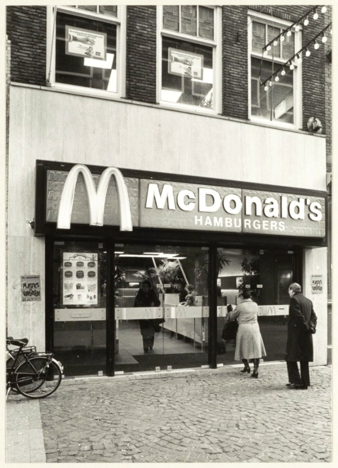 Grote Houtstraat 75, oostzijde, nabij de Ged. Oude Gracht. McDonald's snelservice restaurant. NL-HlmNHA 54010396
