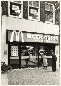 Grote Houtstraat 75, oostzijde, nabij de Ged. Oude Gracht. McDonald's snelservice restaurant. NL-HlmNHA 54010396