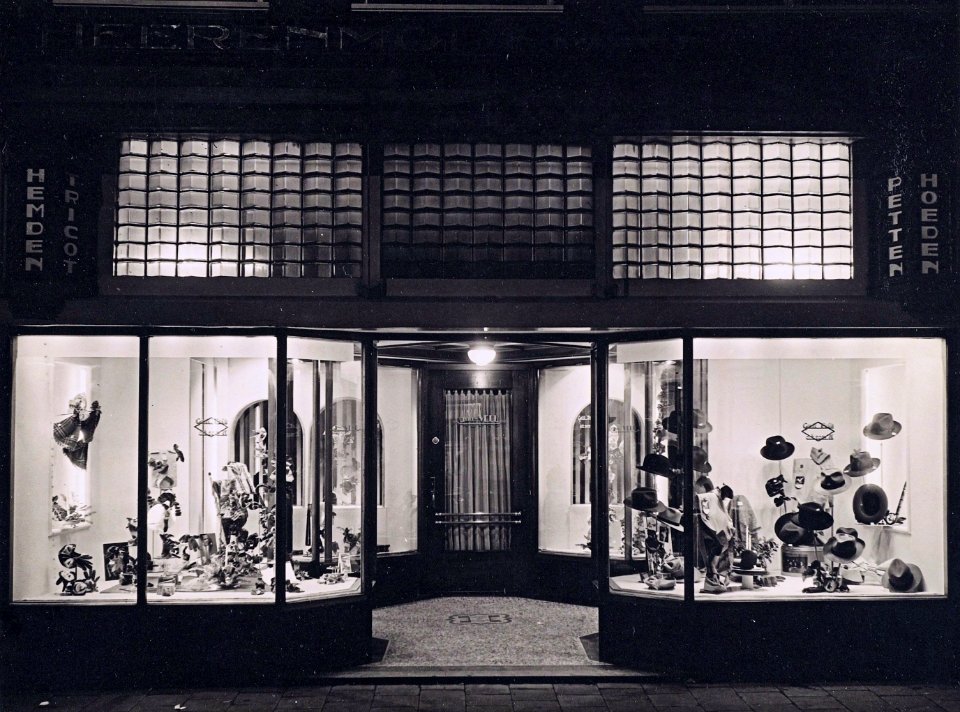 Grote Houtstraat 96. Westzijde, nabij de Nieuwstraat, herenmodezaak van Guillaume Velu, NL-HlmNHA 54011251