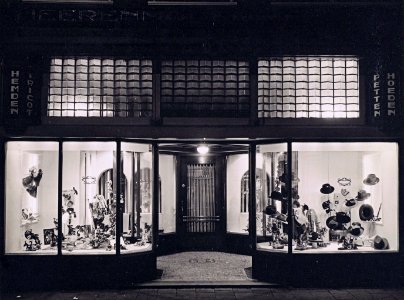 Grote Houtstraat 96. Westzijde, nabij de Nieuwstraat, herenmodezaak van Guillaume Velu, NL-HlmNHA 54011251