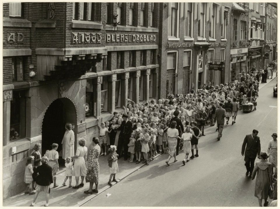 Grote Houtstraat 93-99. Kinderen in de rij bij het kantoor van het Haarlems Dagblad voor een filmvoorstelling. NL-HlmNHA 54004503