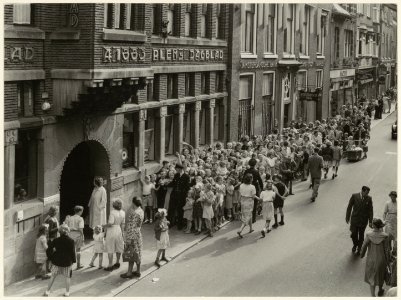Grote Houtstraat 93-99. Kinderen in de rij bij het kantoor van het Haarlems Dagblad voor een filmvoorstelling. NL-HlmNHA 54004503
