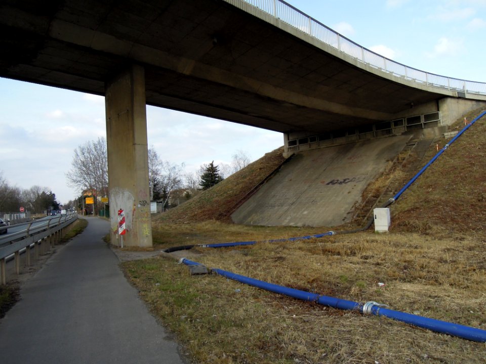 Großdeubener Pleißebrücke die Bundesstraße 2 überführend -Radweg- im März 2018