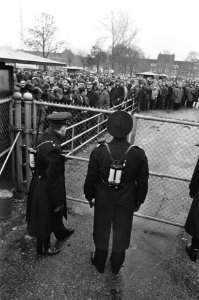 Grote drukte bij de toegangshekken, Bestanddeelnr 919-7870
