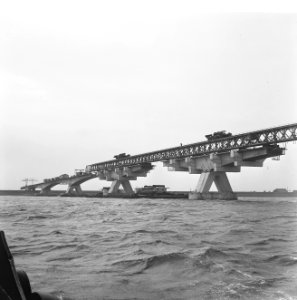 Grootste brug van Europa in aanbouw bij Kats over de Oosterschelde, de eerste ov, Bestanddeelnr 916-5082